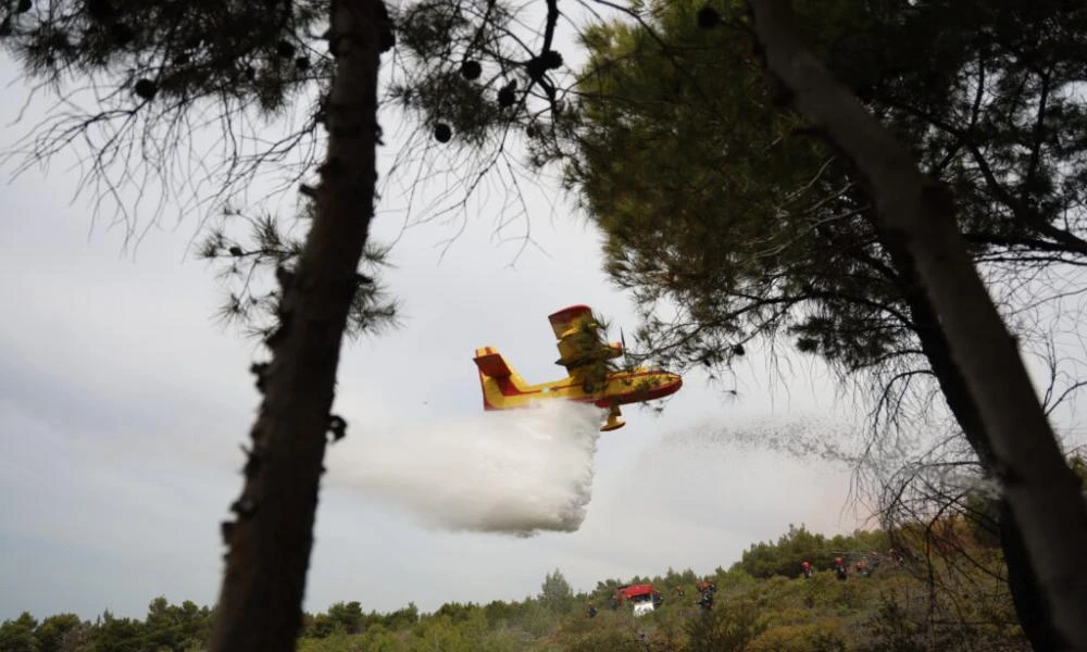 Συγκρατημένη αισιοδοξία για τη φωτιά στη Βάρης Κορωπίου